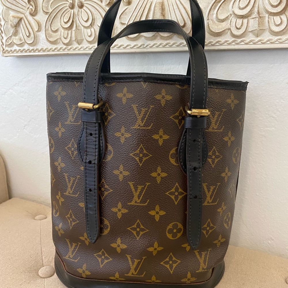 Authentic—Louis Vuitton Monogram Petite Bucket Bag With Coin Purse